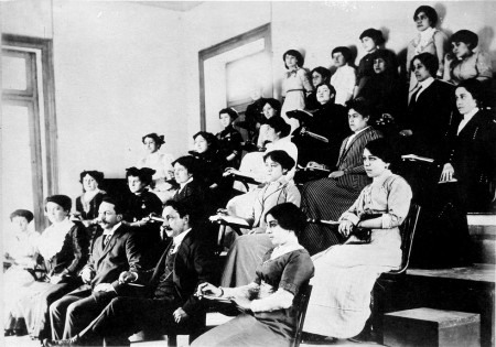 Mujeres en sala de clases de odontología